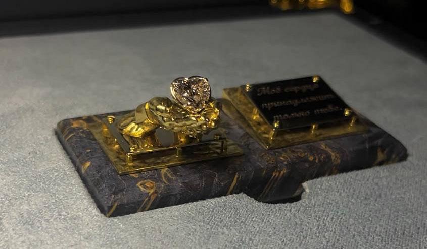 Драгоценная статуэтка