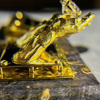 Драгоценная статуэтка